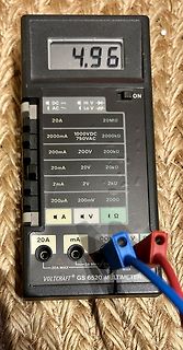 Digitalmultimeter mit Messwert 4.96