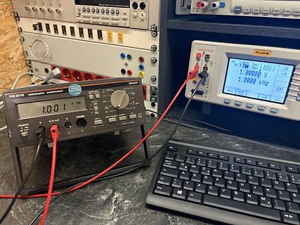 Messaufbau mit Multimeter und Fluke Messgerät