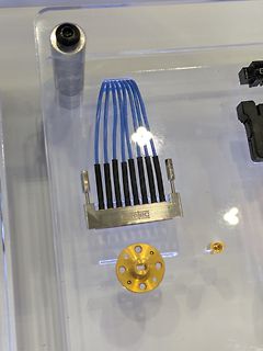 Elektronische Bauteile und Kabel auf durchsichtigem Untergrund