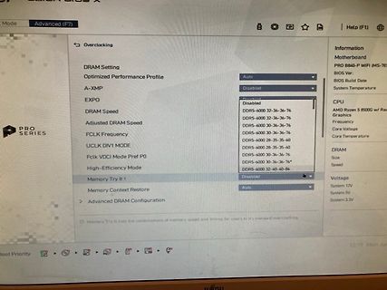 Abfotografierter BIOS-Bildschirm mit DRAM-Einstellungen