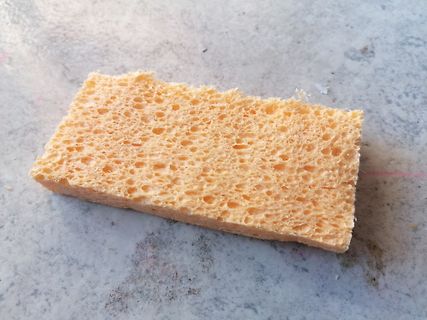 gelber Schwamm auf hellem Untergrund