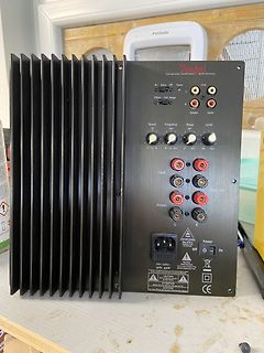 Rückseite eines Teufel Audio-Verstärkers