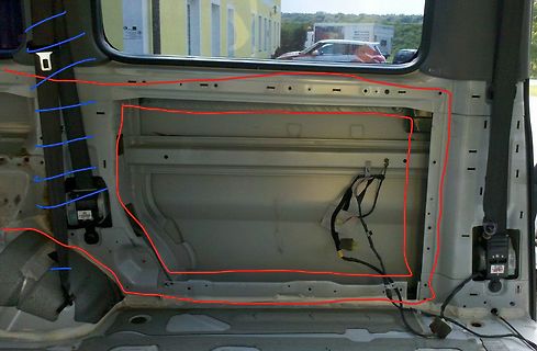 Innenraum eines Fahrzeugs mit freigelegter Karosseriestruktur
