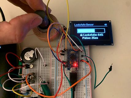 Aufbau mit Breadboard, Mikrocontroller und Display