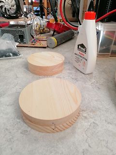 Werkstatt mit Holzstücken und Kleber
