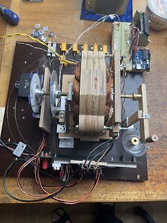 Experimenteller Aufbau mit Spule, Arduino und Holzkonstruktion