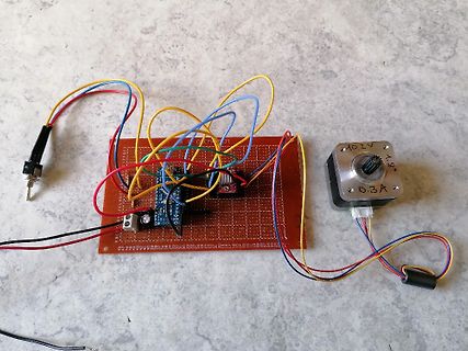 Aufbau mit Mikrocontroller, Lochrasterplatine und Schrittmotor