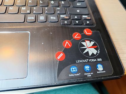 Nahaufnahme einer Lenovo Yoga 300 Tastatur und Gehäuse