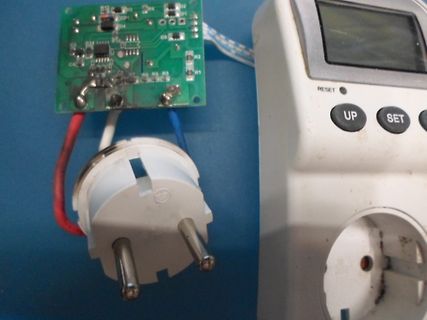 Leiterplatte mit Netzstecker und Messgerät