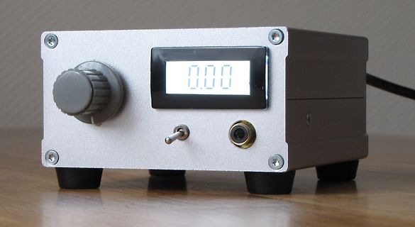 Labornetzteil mit Display und Drehregler