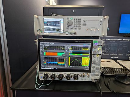 Tektronix Spektrumanalysator und Oszilloskop auf einem Tisch