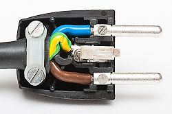 Innenansicht eines geöffneten Netzsteckers