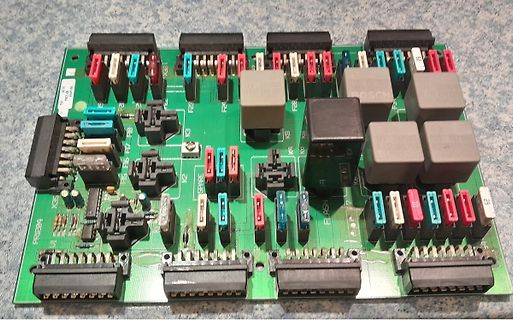 Elektrische Steuerplatine mit Relais und Steckverbindern