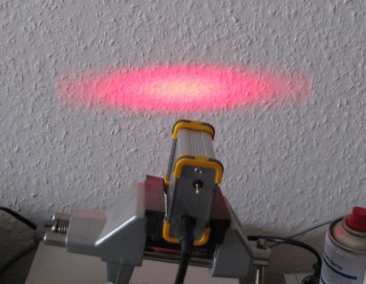 Roter Laserstrahl auf Wand