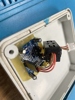 Geöffnetes Kunststoffgehäuse mit eingebauter Platine und Steckverbindung