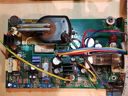 Bestückte Leiterplatte eines Netzteils mit Markierungen