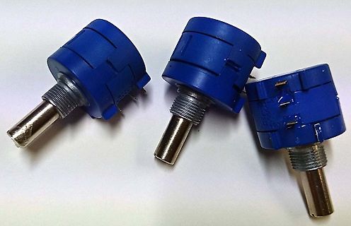 Drei blaue Potentiometer