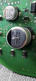 Nahaufnahme einer Leiterplatte mit Elektrolytkondensatoren