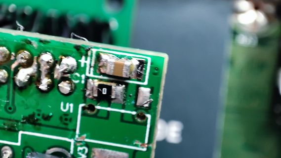 Makroaufnahme einer Leiterplatte mit Bauteilen