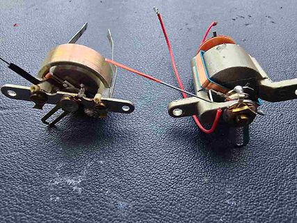 Zwei kleine Elektromotoren mit Kabeln