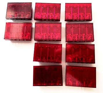 Mehrere rote transparente Kunststoffteile