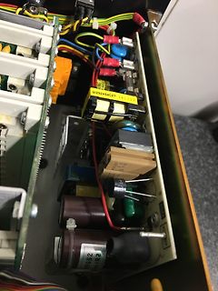 Innenansicht eines Netzteils mit Transformatoren und Bauteilen