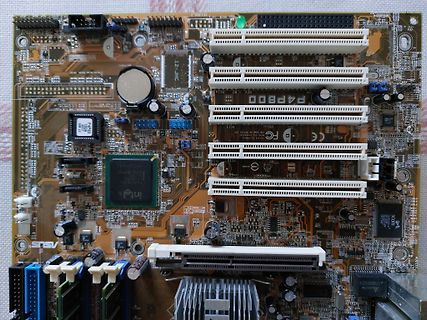Computer-Mainboard mit Intel-Chipsatz und Steckplätzen