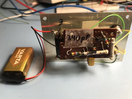 Aufbau einer kleinen Schaltung mit Batterie und Platine
