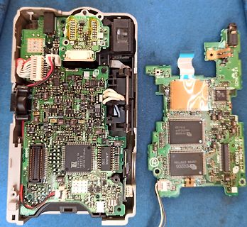 Offenes Gehäuse einer Game Boy Advance Konsole mit Platinen