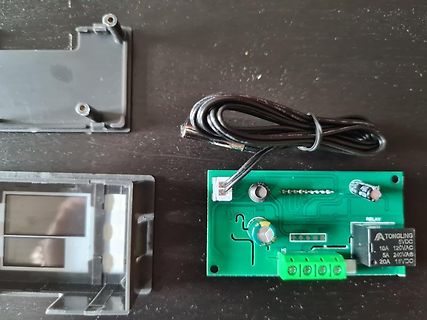 Zerlegte Elektronikkomponenten mit Leiterplatte und Relais