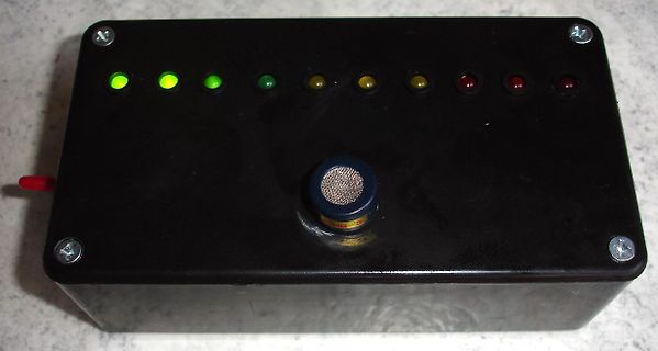 Schwarzes Gehäuse mit LED-Anzeige und Drehregler