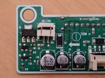Nahaufnahme einer Leiterplatte mit Elektrolytkondensatoren