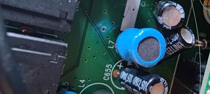 Nahaufnahme einer Leiterplatte mit Elektrolytkondensatoren