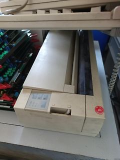 Altes Computerperipheriegerät oder Drucker in Werkstatt