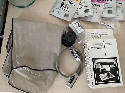 Zubehör und Handbuch eines HP 7475A Plotters
