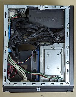 Innenansicht eines Computergehäuses mit Kabelmanagement