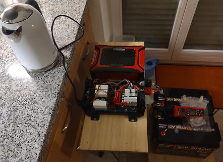 Aufbau mit Batterien, Ladegerät und Elektronikmodul