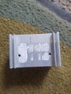 Metallgehäuse mit Aufschrift