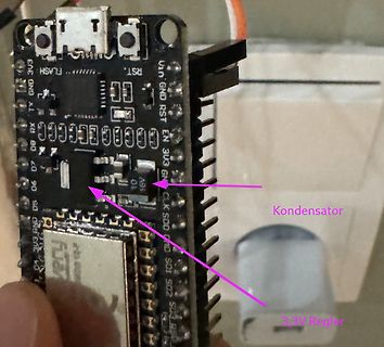 Mikrocontroller-Board mit Beschriftung von Kondensator und Spannungsregler