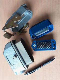 Industrie-Steckverbinder und Gehäuse auf Holztisch