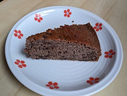 Stück Kuchen auf weißem Teller