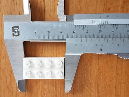 Messung eines LEGO-Steins mit einem Messschieber