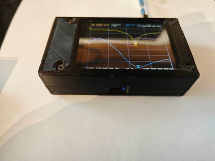 Kleines Messgerät mit Display und Kurvenverlauf
