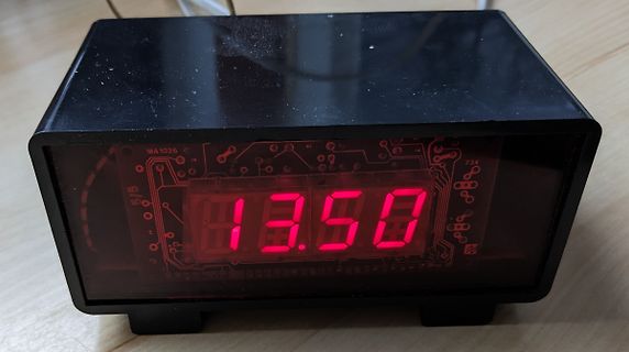 Digitaluhr mit roter LED-Anzeige auf Leiterplatte