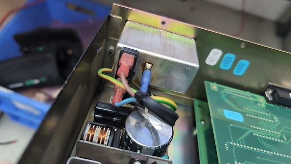 Innenansicht eines Netzteils mit Transformator und Kondensator