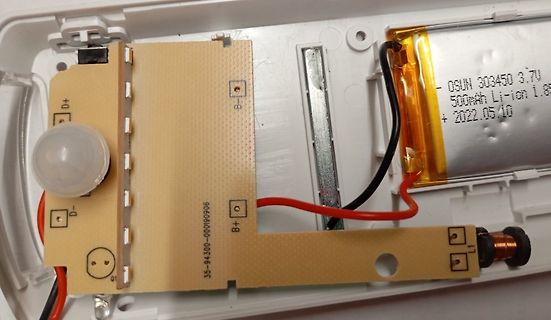 Innenansicht eines Geräts mit Leiterplatte und Akku