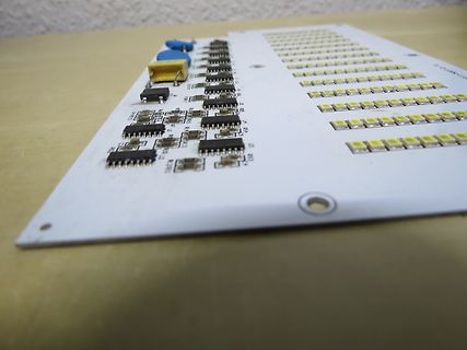 Bestückte weiße Leiterplatte mit LEDs und integrierten Schaltkreisen