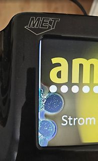 Nahaufnahme eines Displays mit MET-Logo