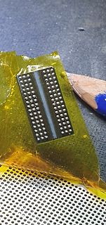 BGA-Chip auf gelber Schutzfolie