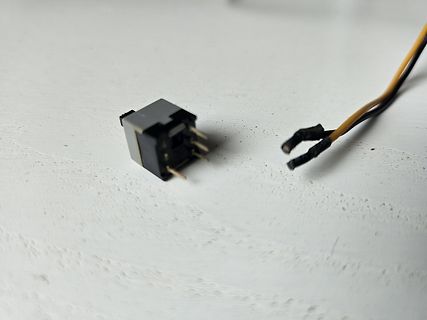 Abgerissenes Bauteil mit zwei Kabeln